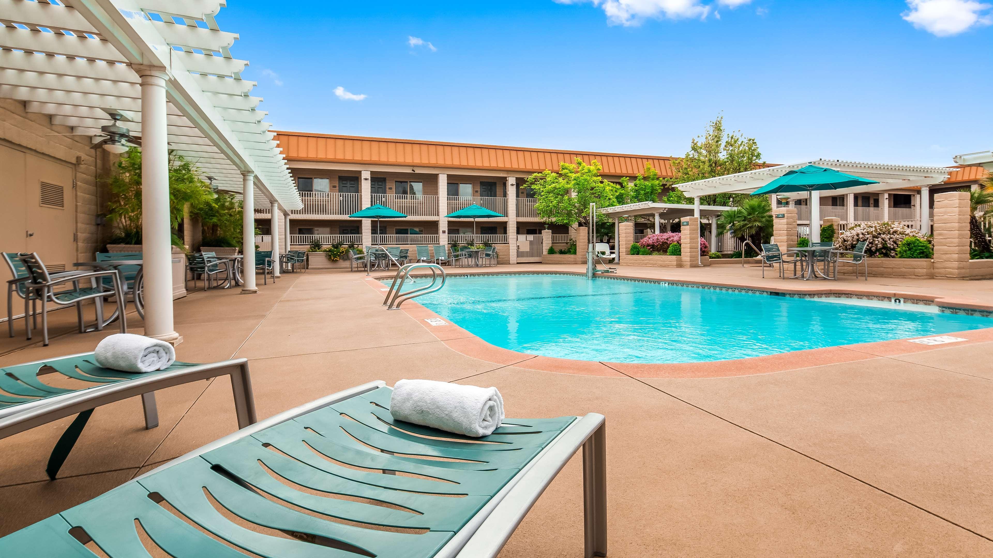 Best Western Plus Hilltop Inn Redding Esterno foto